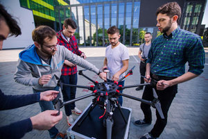 Ilustracja: Podyplomowo o dronach na AGH: rusza drugi nabór