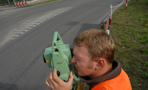 Ilustracja: Prace na drogach dla Geomapu <br />
fot. MP