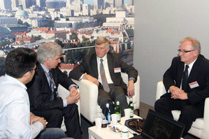Ilustracja: Wyjątkowo polskie Intergeo <br />
Od lewej: Robert Rachwał (OPGK Kraków), GGK Kazimierz Bujakowski oraz Ryszard Brzozowski i Jacek Uchański (WPG)