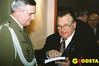 Ilustracja: <b class=pic_title>Płk Eugeniusz Sobczyński i płk Zenon Biesaga - szef Zarządu Topograficznego w latach 1983-90</b> <br />
<br />
<b class=pic_author>fot.  Katarzyna Pakuła-Kwiecińska</b><br />
<br />
