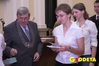 Ilustracja: <b class=pic_title>Odebranie indeksu z rąk dziekana jest jednym z najważniejszych momentów w życiu studenta</b> <br />
<br />
<b class=pic_author>fot.  Marek Pudło</b><br />
<br />
