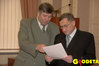 Ilustracja: <b class=pic_title>Ostatnie ustalenia przed rozpoczęciem uroczystości</b> <br />
<br />
<b class=pic_author>fot.  Katarzyna Pakuła-Kwiecińska, Edward Oszmiański</b><br />
<br />
