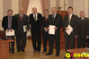 Ilustracja: <b class=pic_title>Wyróżnienie dla zespołu geodetów z Krakowskiego Biura Geodezji i Terenów Rolnych za wyróżniającą się dobrą jakość wykonania projektu scalenia gruntów obiektu Łętownia, gm. Jordanów (206 ha), zrealizowanego na obszarach górskich</b> <br />
<br />
<b class=pic_author>fot.  Katarzyna Pakuła-Kwiecińska, Edward Oszmiański</b><br />
<br />
