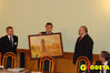 Ilustracja: <b class=pic_title>Prezent od prezydenta Elbląga dla Wiesława Potrapeluka (głównego geodety kraju). Konferencja ODGiK jest największą tego typu imprezą organizowaną w Elblągu</b> <br />
<br />
<b class=pic_author>fot.  Jerzy Przywara</b><br />
<br />
