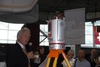Ilustracja: <b class=pic_title>Intergeo 2015: Sprzęt fotogrametryczny</b> <br />
<br />
<b class=pic_description>Dr Johannes Riegl, założyciel austriackiej firmy Riegl, prezentuje VZ-400i ? udoskonalony model najpopularniejszego skanera laserowego tej marki. Urządzenie wyróżnia zasięg wydłużony z 600 do 800 metrów, laser o częstotliwości 1,2 kHz, wysoka dokładność (nawet 5 mm) i rozbudowane opcje komunikacji (modem 4G, wi-fi)</b> <br />
<br />
<b class=pic_author>fot.  JK</b><br />
<br />
