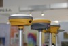 Ilustracja: <b class=pic_title>Intergeo 2015: Odbiorniki GNSS i tachimetry</b> <br />
<br />
<b class=pic_description>Na pierwszym planie widoczny jest odbiornik Hi-Targey V100, który jeszcze w tym roku ma trafić na polski rynek. Jak widać, wyróżniają go przede wszystkim niewielkie wymiary (przy zachowaniu geodezyjnej dokładności pomiaru)</b> <br />
<br />
<b class=pic_author>fot.  JK</b><br />
<br />
