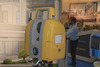 Ilustracja: <b class=pic_title>Targi INTERGEO 2014 ? skanery laserowe i fotogrametria</b> <br />
<br />
<b class=pic_description>Skaner fazowy Topcon GLS-2000. Mierzy z dokładnością 3,5 mm na dystansie nawet 350 m. Ma dwa lasery ? jeden I klasy bezpieczeństwa, a drugi ? III</b> <br />
<br />
<b class=pic_author>fot.  Jerzy Królikowski</b><br />
<br />

