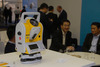 Ilustracja: <b class=pic_title>Targi INTERGEO 2014 ? tachimetry</b> <br />
<br />
<b class=pic_description>Nowy tachimetr chińskiej firmy Hi-Target wyróżnia m.in. boczny przycisk do wyzwalania pomiaru</b> <br />
<br />
<b class=pic_author>fot.  Jerzy Królikowski</b><br />
<br />
