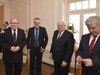 Ilustracja: <b class=pic_title>Od lewej: wiceprezes WPG S.A. Jacek Uchański, dyrektor CUZK Karel Vecere, sekretarz stanu w Kancelarii Prezydenta RP Olgierd Dziekoński, główny geodeta kraju dr Kazimierz Bujakowski</b> <br />
<br />
<b class=pic_author>fot.  Jerzy Przywara</b><br />
<br />
