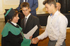 Ilustracja: <b class=pic_title>Inauguracja roku akademickiego 2019/2020 na Wydziale Geodezji i Kartografii Politechniki Warszawskiej</b> <br />
<br />
<b class=pic_description>Przedstawiciele studentów I roku odbierają listy gratulacyjne</b> <br />
<br />
<b class=pic_author>fot.  Damian Czekaj</b><br />
<br />
