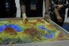 Ilustracja: <b class=pic_title>Intergeo 2016: Inne</b> <br />
<br />
<b class=pic_description>Prostym sposobem na przyciągnięcie uwagi zwiedzających jest interaktywny piasek</b> <br />
<br />
<b class=pic_author>fot.  Jery Królikowski</b><br />
<br />
