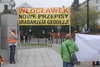 Ilustracja: <b class=pic_title>Pikieta geodetów pod Sejmem</b> <br />
<br />
<b class=pic_author>fot.  JK</b><br />
<br />
