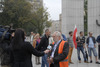 Ilustracja: <b class=pic_title>Pikieta geodetów pod Sejmem</b> <br />
<br />
<b class=pic_description>Leszek Piszczek, współorganizator protestu, udziela wywiadu reporterce TVN24</b> <br />
<br />
<b class=pic_author>fot.  JK</b><br />
<br />
