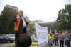 Ilustracja: <b class=pic_title>Pikieta geodetów pod Sejmem</b> <br />
<br />
<b class=pic_description>Przemawia Leszek Piszczek</b> <br />
<br />
<b class=pic_author>fot.  JK</b><br />
<br />
