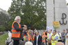Ilustracja: <b class=pic_title>Pikieta geodetów pod Sejmem</b> <br />
<br />
<b class=pic_description>Wybiła godzina 12:00. Pora kończyć pikietę. Leszek Piszczek dziękuje zgromadzonym za przybycie.</b> <br />
<br />
<b class=pic_author>fot.  JK</b><br />
<br />
