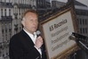 Ilustracja: <b class=pic_title>Jubileusz 65-lecia WPG SA</b> <br />
<br />
<b class=pic_description>Gratulacje z okazji jubileuszu składa prezes Business Center Club Marek Goliszewski</b> <br />
<br />
<b class=pic_author>fot.  JK</b><br />
<br />
