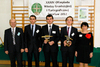 Ilustracja: <b class=pic_title>Drużynę szkoły gospodarza tegorocznej olimpiady, która zdobyła IV miejsce, tworzyli: Piotr Obirek, Sebastian Kubejko (3. laureat) i Wojciech Karaś (finalista); na zdjęciu wraz z nauczycielami: Barbarą Świątek i Wiesławem Fołtą</b> <br />
<br />
<b class=pic_author>fot.  Anna Wardziak</b><br />
<br />
