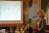 Ilustracja: <b class=pic_title>X Ogólnopolskie Sympozjum "Krakowskie Spotkania z INSPIRE"</b> <br />
<br />
<b class=pic_description>Ewa Sikora, naczelnik Wydziału Geodezji w Starostwie w Bielsku-Białej: W projekt budowy bielskiego SIP-u zaangażowaliśmy gminy, dzięki czemu udało się zintegrować ich rejestry z naszymi, ułatwiając tym samym prowadzenie wielu czynności administracyjnych. Przy wartości projektu blisko 2,6 mln zł, każda z gmin musiała wyłożyć tylko 20 tys. zł z rozbiciem na trzy lata. </b> <br />
<br />
<b class=pic_author>fot.  JK</b><br />
<br />
