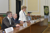 Ilustracja: <b class=pic_title>Konferencję otworzyła dziekan Wydziału Geodezji i Kartografii prof. Alina Maciejewska. Obecny był prorektor ds. rozwoju prof. Stanisław Wincenciak (drugi z lewej)</b> <br />
<br />
<b class=pic_author>fot.  JP</b><br />
<br />
