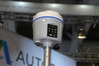 Ilustracja: <b class=pic_title>Targi INTERGEO 2014 ? GNSS</b> <br />
<br />
<b class=pic_description>I-80 ? nowy, niewielki i lekki odbiornik firmy CHC. Oferuje m.in. pomiar punktów przy wychyleniu tyczki. Pomocne np. przy wyznaczaniu współrzędnych naroży budynków</b> <br />
<br />
<b class=pic_author>fot.  Jerzy Królikowski</b><br />
<br />
