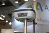 Ilustracja: <b class=pic_title>Targi INTERGEO 2014 ? GNSS</b> <br />
<br />
<b class=pic_description>Ten nowy model firmy CHC (I-60) wyróżnia nie tylko nowa obudowa, ale także zewnętrzna antena komórkowa gwarantująca lepszy odbiór korekt przy kiepskim zasięgu</b> <br />
<br />
<b class=pic_author>fot.  Jerzy Królikowski</b><br />
<br />
