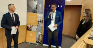 Ilustracja: Prace geodetów docenione przez POLSA <br />
W środku dr inż. Grzegorz Bury, autor zwycięskiej pracy doktorskiej (fot. POLSA)