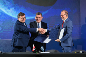 W Polsce ruszy Centrum Inkubacji Biznesowej ESA
Od prawej: Josef Aschbacher (ESA), Cezariusz Lesisz i Sebastian Dąbski(ARP) Ilustracja: W Polsce ruszy Centrum Inkubacji Biznesowej ESA <br />
Od prawej: Josef Aschbacher (ESA), Cezariusz Lesisz i Sebastian Dąbski(ARP)