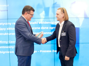 Ilustracja: Geo-System odebrał nagrodę ministra za automatyczne raporty <br />
Wiceminister Piotr Uściński i prezes Geo-Systemu Zbigniew Malinowski