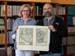 Ilustracja: Cenne kartograficzne nabytki Uniwersytetu Szczecińskiego <br />
Dyrektorka BGUS Urszula Ganakowska oraz opiekun zbiorów kartograficznych dr hab. Radosław Skrycki z mapą wysp pomorskich (fot. Filip Kacalski/Uniwersytet Szczeciński)