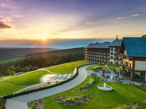 Ilustracja: Zapowiedź konferencji o rozwoju geodezji i kartografii <br />
Hotel Arłamów - miejsce konferencji