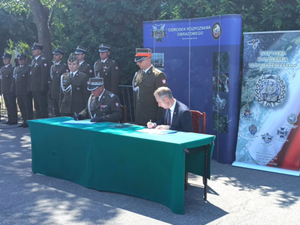 Ilustracja: Nowa wojskowa agencja satelitarna rozpoczyna działanie  <br />
Podpisanie protokołu przekazania