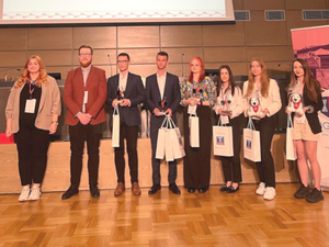 Ilustracja: Laureaci konkursu na najciekawsze projekty GEOnaukowe odebrali nagrody <br />
Przedstawiciele nagrodzonych kół z redaktorami portalu Geoforum.pl (fot. Laura Dębowska)