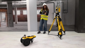 Ilustracja: Trimble prezentuje nowe koncepcje autonomicznych robotów geodezyjnych <br />
Robot SiteScan współpracujący z tachimetrem Trimble Ri