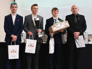 Ilustracja: Laureaci XLVI Olimpiady Wiedzy Geodezyjnej i Kartograficznej <br />
Uczniowie Zespołu Technikum Geologiczno-Geodezyjno-Drogowego w Warszawie (I miejsce)