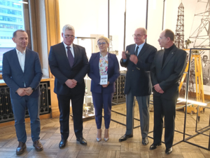 Ilustracja: Instrumenty geodezyjne wyeksponowane w Narodowym Muzeum Techniki <br />
Od lewej: dziekan Janusz Walo, dyrektor Mirosław Zientarzewski, wiceminister Maria Mrówczyńska, wiceprezes Jacek Uchański oraz kustosz Piotr Zarzycki