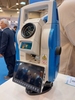 Ilustracja: <b class=pic_title>Intergeo 2022: tachimetry i odbiorniki GNSS</b> <br />
<br />
<b class=pic_description>R120 to nowy podstawowy model zmotoryzowanego tachimetru w ofercie włoskiego Stonexa. Instrument ma wyróżniać przede wszystkim przystępna cena</b> <br />
<br />
<b class=pic_author>fot.  Jerzy Królikowski</b><br />
<br />
