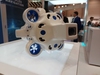 Ilustracja: <b class=pic_title>Intergeo 2022: drony</b> <br />
<br />
<b class=pic_description>To dziwnie wyglądające urządzenie służy do pomiarów batymetrycznych. Może się zanurzyć nawet na głębokość 3 km! Jego producentem jest australijska firma Advanced Navigation</b> <br />
<br />
<b class=pic_author>fot.  Jerzy Królikowski</b><br />
<br />
